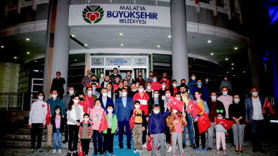 23 Farklı Noktada Atılan Havai Fişekler Geceyi Aydınlattı