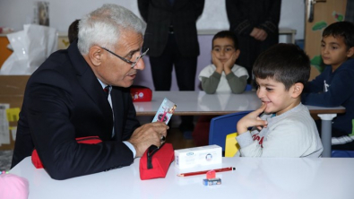 Başkan Güder’den İlkokul Öğrencilerine Anlamlı Hediye