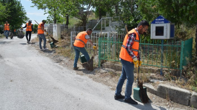 Battalgazi Belediyesi Ekipleri Mezarlıklarda Bakım Çalışması Yaptı