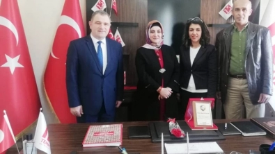 BİMYAD'an Başkan Alpaslan'a Plaket