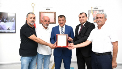 Esnaf Oda Başkanlarından Başkan Gürkan’a plaket