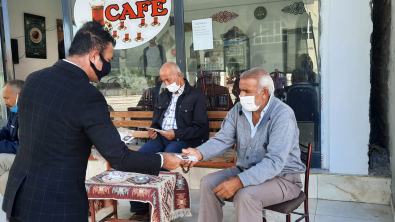 Gençler Vatandaşlarına Maske Dağıttı