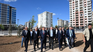 Gençlik ve Spor Bakanı Osman Aşkın Bak, 100. Yıl Parkı’nı gezdi