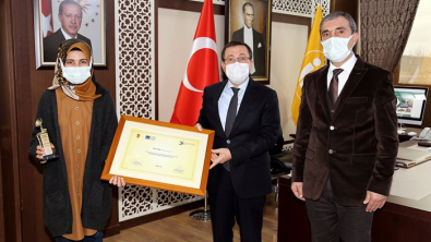İletişim Fakültesi’ne Türkiye Gazeteciler Cemiyeti’nden Ödül