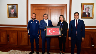 Vali Hulusi Şahin Milli Sporcu Hatice Akbaş’ı Kabul Etti