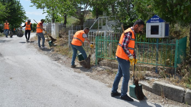 Battalgazi Belediyesi Ekipleri Mezarlıklarda Bakım Çalışması Yaptı