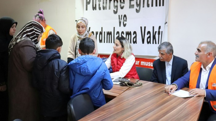 Deprem bölgesindeki yetimlerin bayram harçlığı unutulmadı