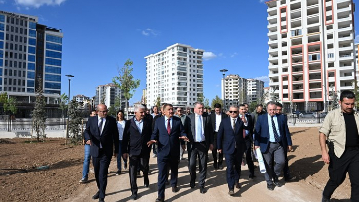 Gençlik ve Spor Bakanı Osman Aşkın Bak, 100. Yıl Parkı’nı gezdi