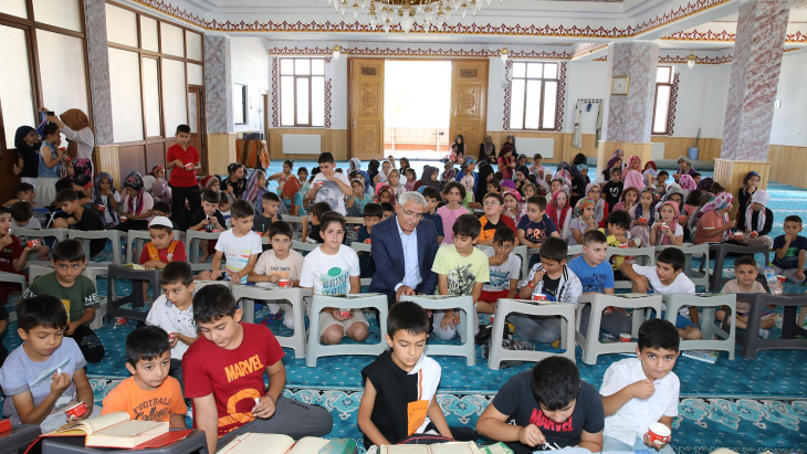 Kur’an Kursu Öğrencilerine Dondurmalar Başkan Güder’den