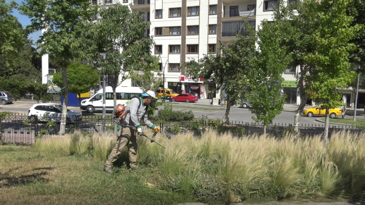 Parkların Bakım ve Onarımlarını Aralıksız Sürdürüyor