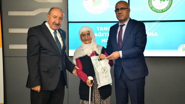 Yeşilyurt Belediyesi’nden İhtiyaç Sahibi Yaşlılara Tansiyon Aleti Desteği!